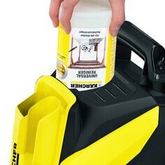Легко использовать моющие средства Karcher  благодаря системе Plug 'n' Clean